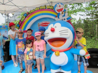 Bé vui hè cùng mèo máy Doraemon