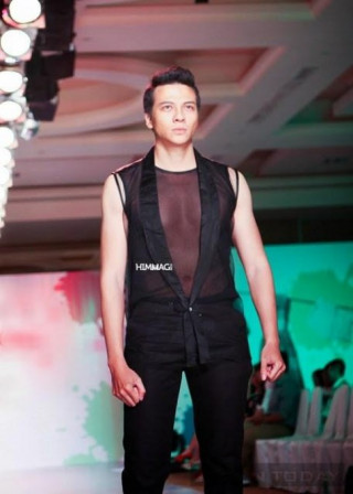 BST thời trang đậm sắc đen cho các chàng hè 2013