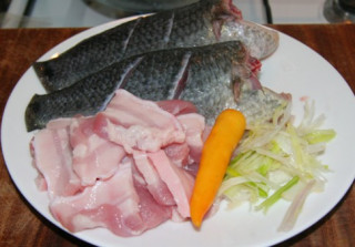 Cá rô kho thịt ba rọi