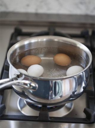 Cách luộc trứng để lúc nào cũng được lòng đào