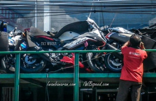 Cận cảnh Yamaha R15 SE 2016 ngoài đại lý