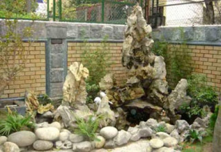 ‘Chơi’ đá trong vườn