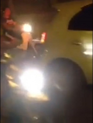[Clip] 2 thanh niên thailand chạy xe ga đẩy xe con chết máy