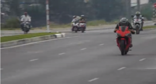 [Clip] Honda CBR 150 test speed vs Visitor Phoenix 175