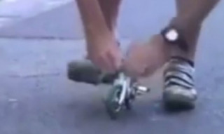 [clip] Lái xe đạp mini to bằng lòng bàn tay