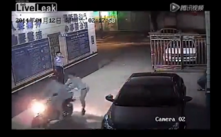 [Clip] Lừa kẻ cướp lên xe rồi chở vào trụ sở cảnh sát
