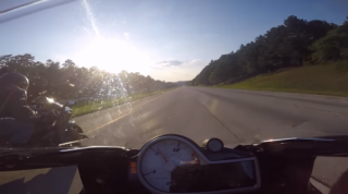 [Clip] Màn so tài tốc độ giữa Kawasaki Ninja H2 và BMW S1000RR 2015