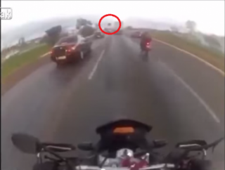 [Clip] Một biker tử vong tại chỗ vì lốp xe ô tô bay trúng đầu