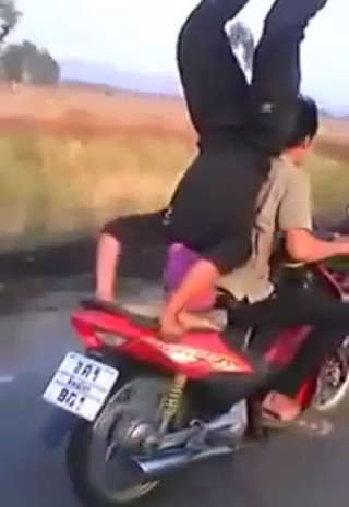 [Clip] Nam thanh niên trồng chuối trên chiếc xe máy đang chạy