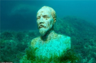 Độc lạ: tham quan bảo tàng điêu khắc… dưới đáy biển