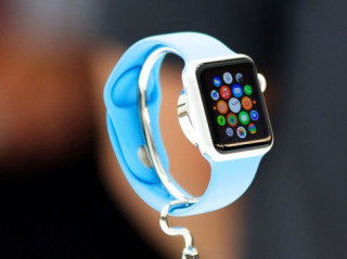 Hàng dài người đứng chờ để được đeo thử Apple Watch