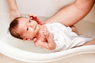 Hóa chất độc hại cần tránh trong dầu tắm gội trẻ em