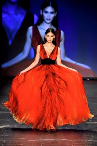 Hoa hậu Hoàn vũ 2015 bị chê catwalk như “đi chợ”