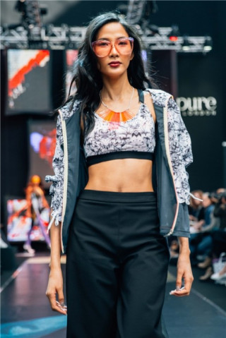 Hoàng Thùy liên tục trúng show tại Pure London