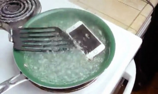 iPhone SE thử độ bền với búa và trong nước sôi