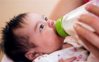 Khắc phục tình trạng bé nôn khi uống sữa ngoài