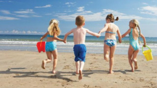 Lý do không nên cho trẻ tắm trần ở bãi biển