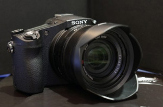 Máy ảnh zoom lớn cao cấp của Sony có giá 26,9 triệu đồng