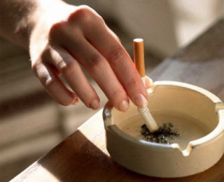 Mẹo tẩy sạch nhựa thuốc lá bám trên gạt tàn