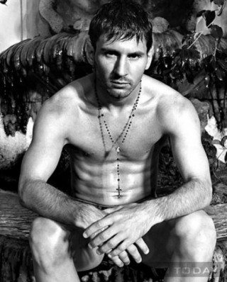 Messi cởi trần khoe cơ bắp