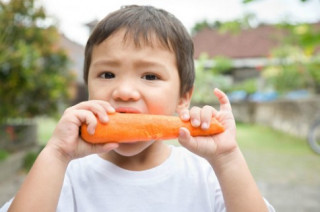 Muốn con ăn rau quả, hãy để bé chơi trước bữa ăn