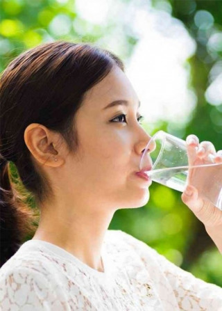Muốn trẻ đẹp, hãy uống nước ấm ngay khi bước xuống giường