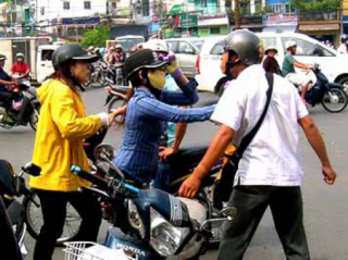 Nam thanh niên liên tục tát vào mặt cô gái sau khi va chạm giao thông...