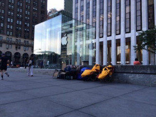 Nhiều người đã bắt đầu xếp hàng trước Apple Store chờ mua iPhone 6