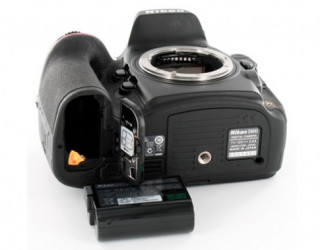 Nikon thu hồi pin trên D800, D7000 và V1