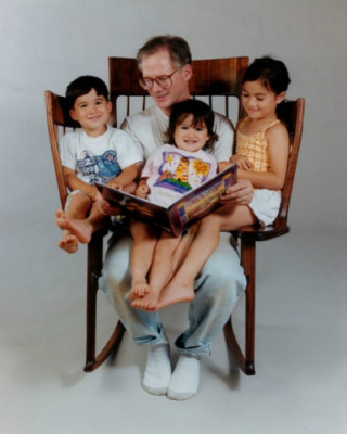 Ông bố tự chế ghế bập bênh để 3 con cùng được đọc sách