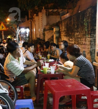 Quán hột vịt lộn ngon nổi tiếng lại có ô tô đưa rước ở Quận 2, Sài Gòn