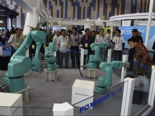 Robot đang thay thế con người ở Foxconn như thế nào?