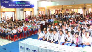 Tặng 72.000 ly sữa cho trẻ em thành cổ Quảng Trị