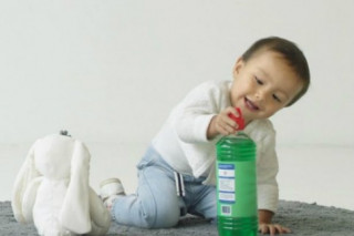 Trẻ thích thuốc tẩy, dung dịch vệ sinh hơn đồ chơi