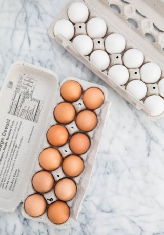 Trứng gà vỏ nâu và vỏ trắng, loại nào tốt hơn?