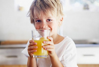 Uống nước cam hàng ngày có tốt cho bé