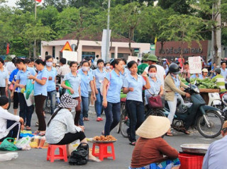 Xăng giảm 2000 đồng/lít: “Có đi xe máy đâu mà mừng”