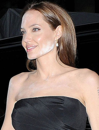 2 lần để phấn loang lổ của Angelina Jolie