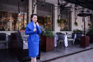 ‘Bà hoàng’ Linh Nga xuống phố ngày đông