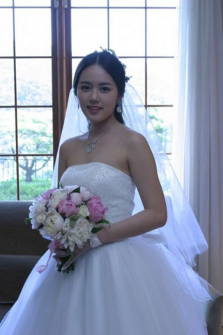 Bóc mác 10 bộ váy cưới đẹp nhất Kbiz