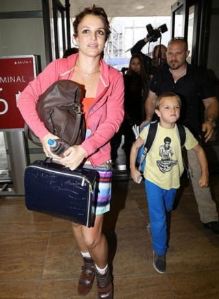 Britney Spears già đi trông thấy