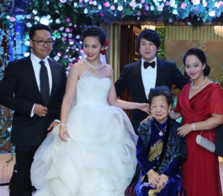 Cận cảnh váy cưới hàng hiệu của vợ Thanh Bùi