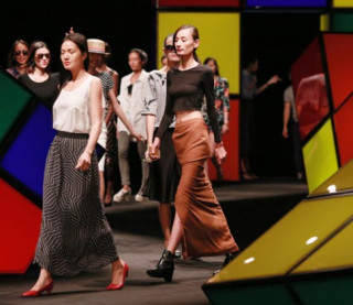Chân dài Việt ráo riết tập Elle Show trước giờ G