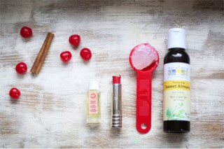 Chế son từ Vaseline, môi hồng như sơ ri