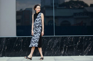 Chị em Hà Nội sành mặc tìm váy đẹp, trốn nắng hè