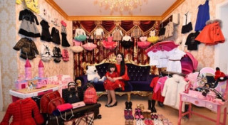 Choáng với show hàng hiệu của bé gái 2 tuổi