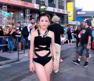 Cô gái bị “ném đá” vì mặc đồ lót đi xem thời trang