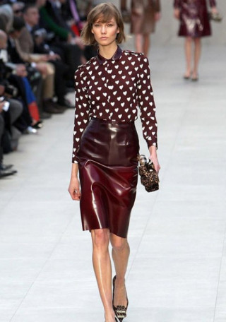 ‘Cơn sốt’ áo họa tiết trái tim đắt giá của Burberry