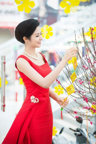 Đầu năm, sao Việt nô nức diện váy đỏ để lấy may