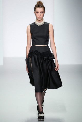 Đón xuân thanh lịch với BST Simone Rocha